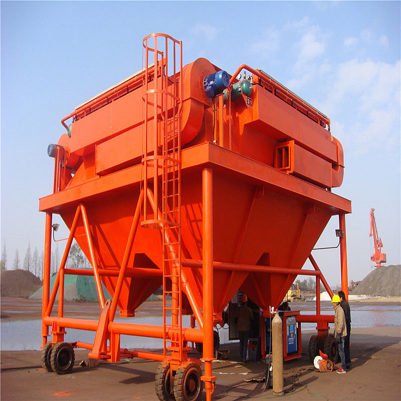 Eco Hopper ที่ติดตั้งยางขับเคลื่อนด้วยตัวเองสำหรับการขนถ่ายวัสดุจำนวนมากที่ท่าเรือ